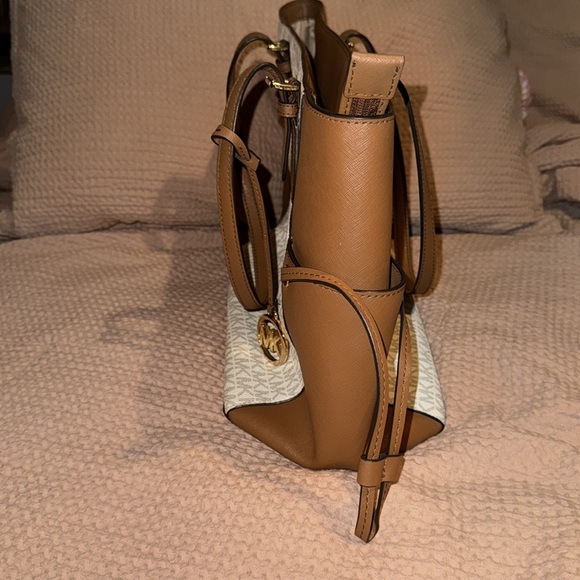 Michael Kors handbag and matching wallet - Picture 4 of 9